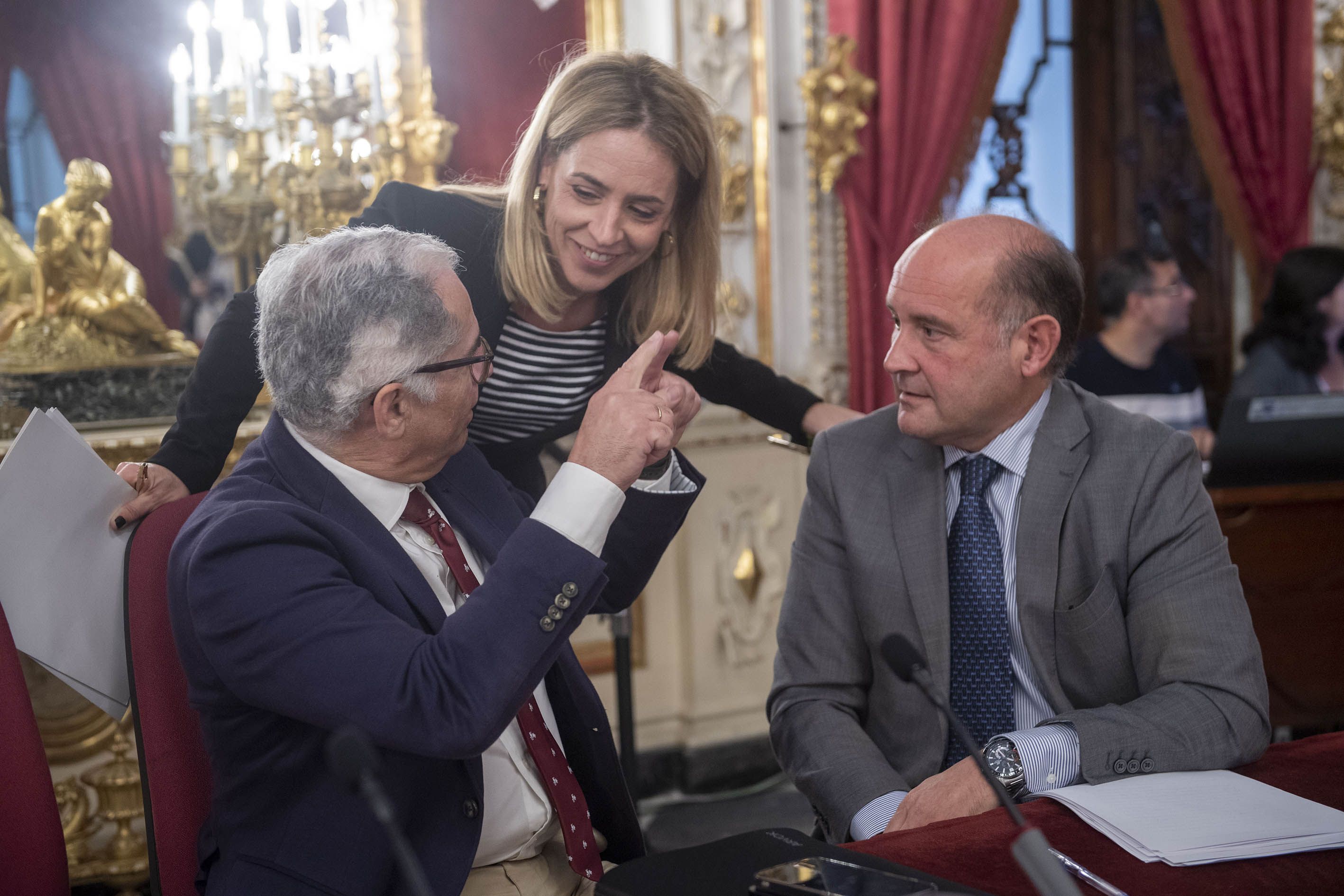 La presidenta de Diputación de Cádiz, Almudena Martínez, con Juancho Ortiz y Jacinto Muñoz.