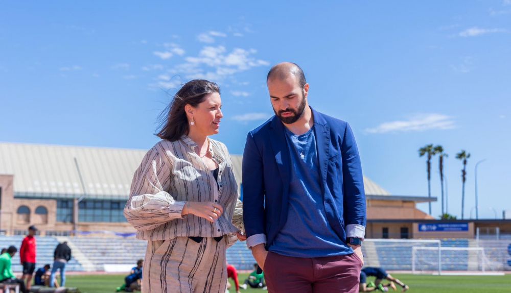 La alcaldesa de San Fernando, Patricia Cavada, con el ex presidente del club, Louis Kizinger.