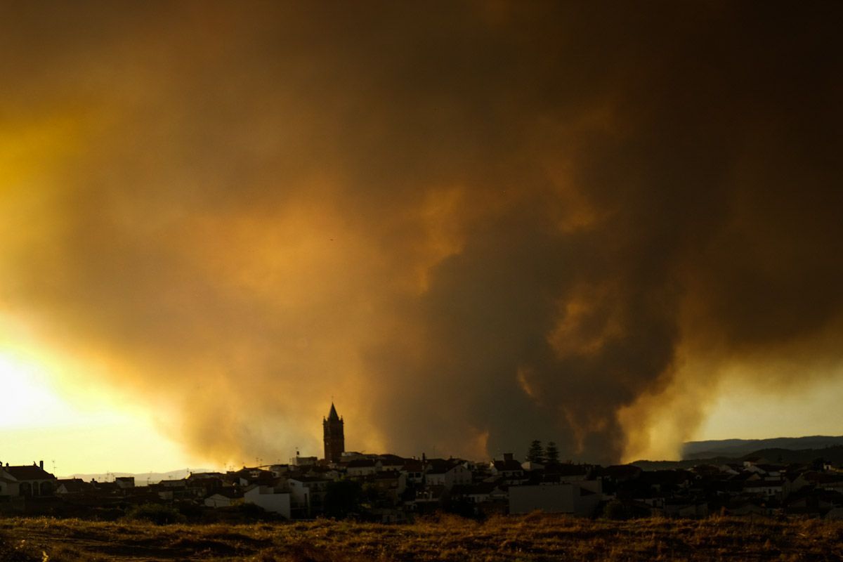 Una imagen del incendio declarado cerca de Almonaster la Real. FOTO: CANDELA NÚÑEZ