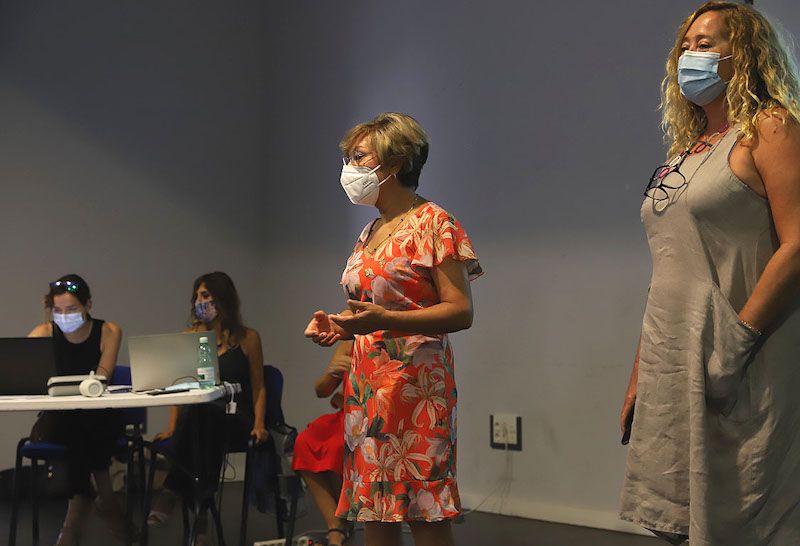 La delegada Carmen Collado, recibiendo a los contratados por la Eracis.