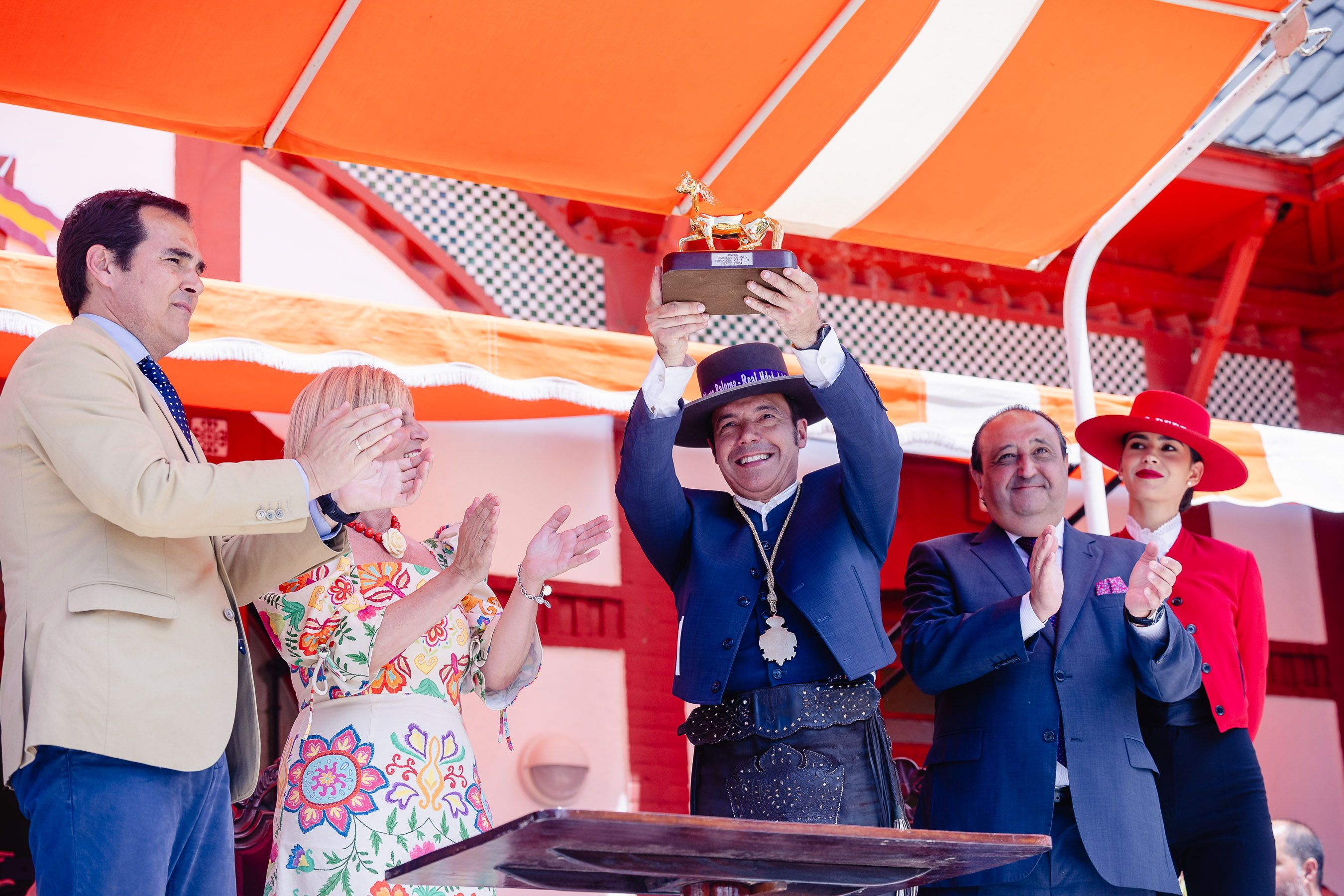 Los rocieros de Jerez reciben el Caballo de Oro 2024 