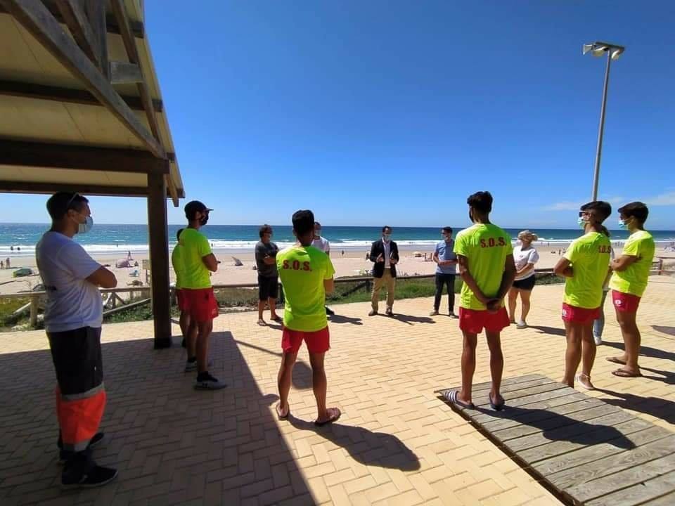 El alcalde de Vejer, Manuel Flor, con los nuevos socorristas.
