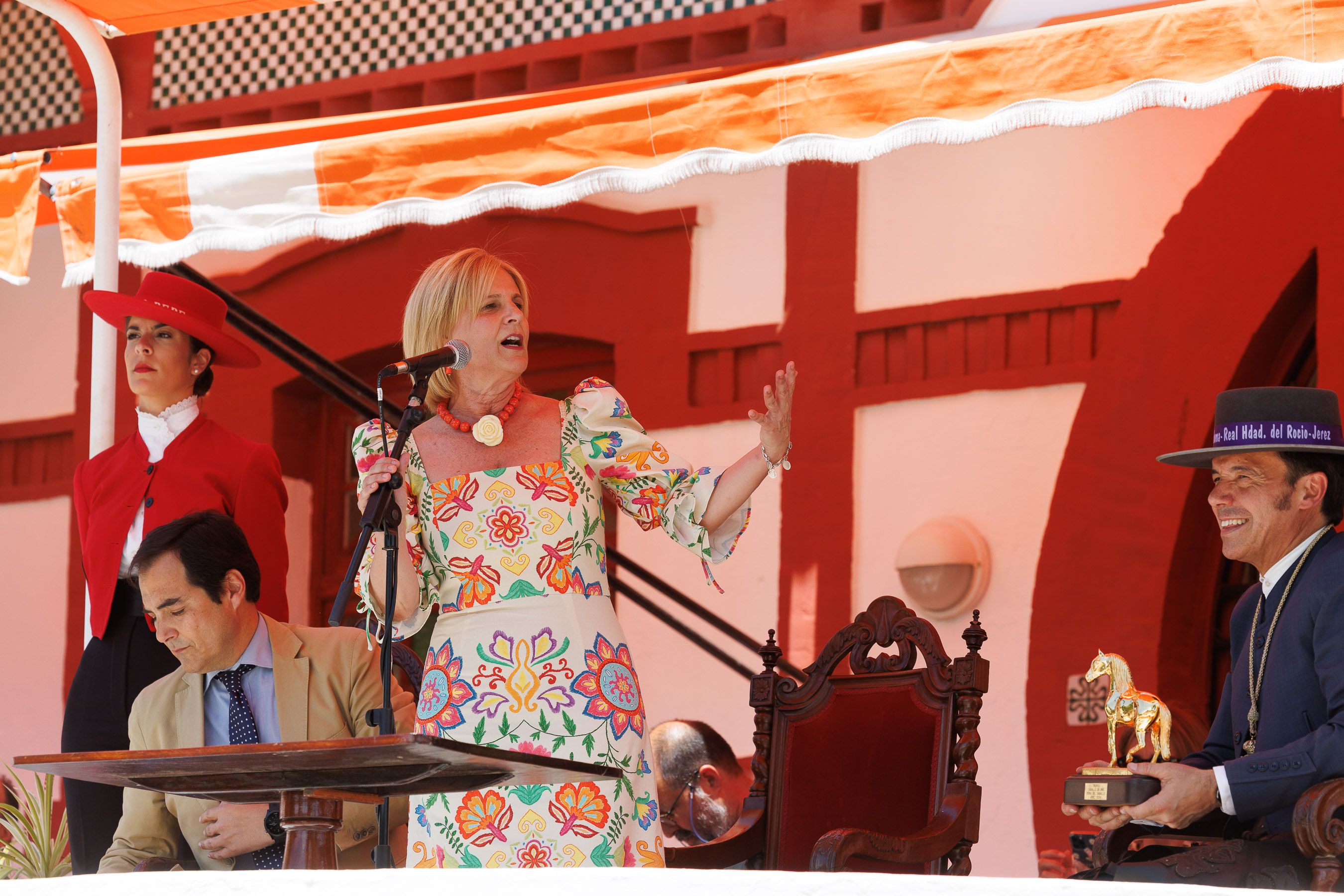 Los rocieros de Jerez reciben el Caballo de Oro 2024 