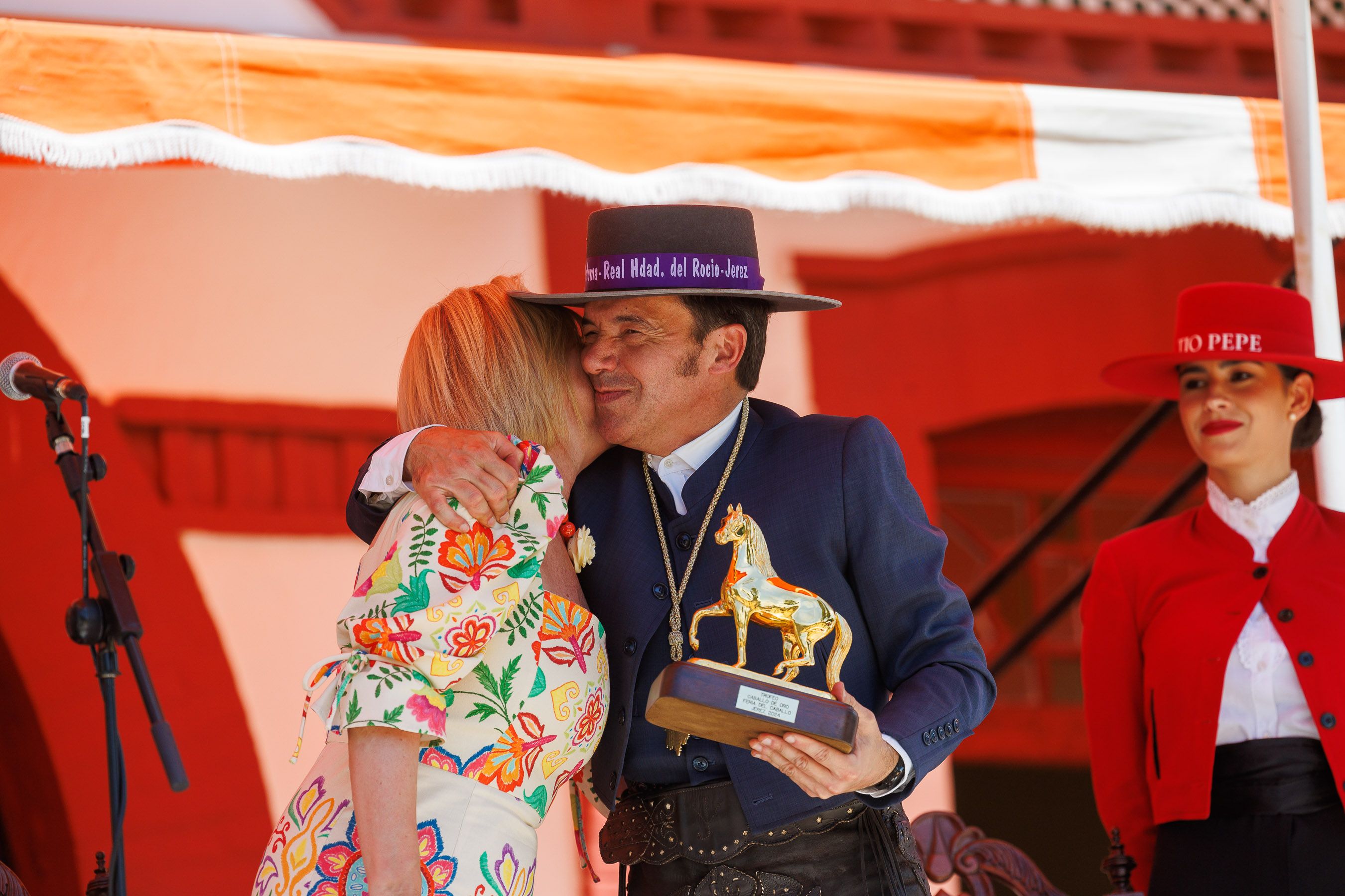 Los rocieros de Jerez reciben el Caballo de Oro 2024 