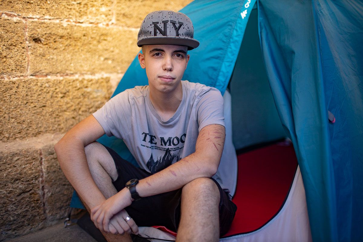 John, sentado en la tienda de campaña donde duerme. FOTO: JUAN CARLOS TORO. John, sentado en la tienda de campaña donde duerme. FOTO: JUAN CARLOS TORO.