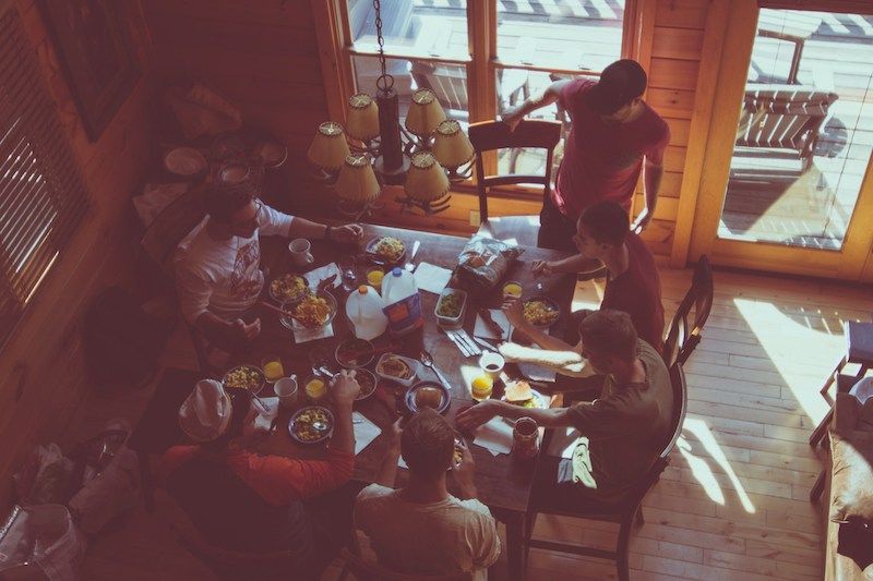 Una familia comiendo, en una imagen de archivo.