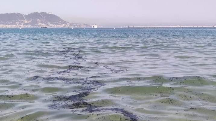 Hidrocarburos vertidos en aguas de Algeciras, en una imagen de archivo.
