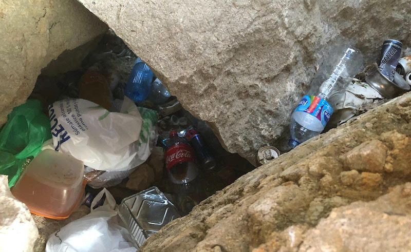 Basura en el espigón de Poniente de La Línea.