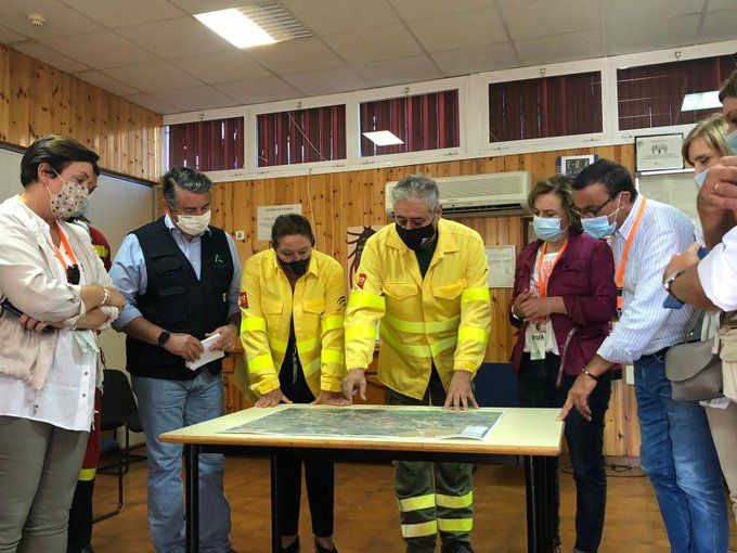 La consejera Carmen Crespo, en el centro de la imagen, revisando el plan de extinción.