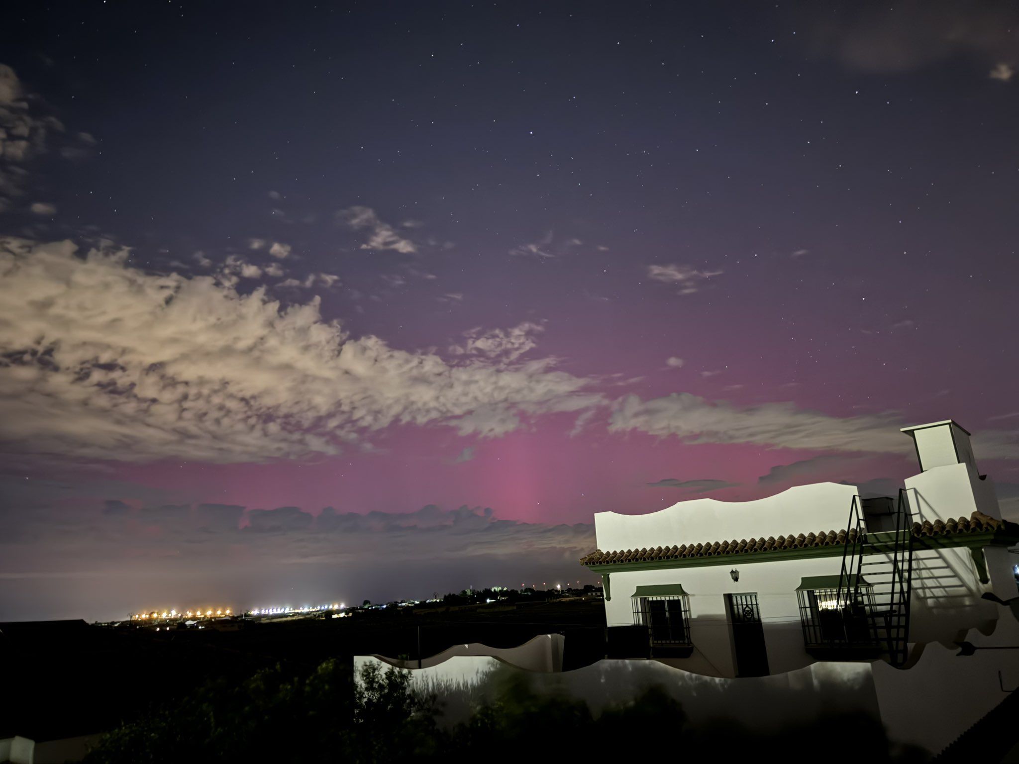 La aurora boreal, vista desde la provincia de Cádiz, en El Puerto, en una imagen de Juan José Grado.