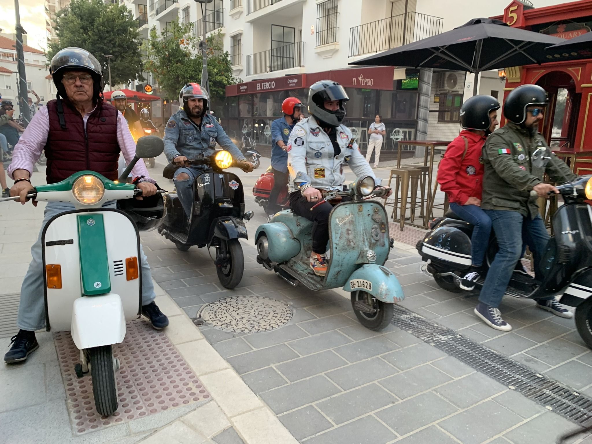 El encuentro de vespas en Rota.