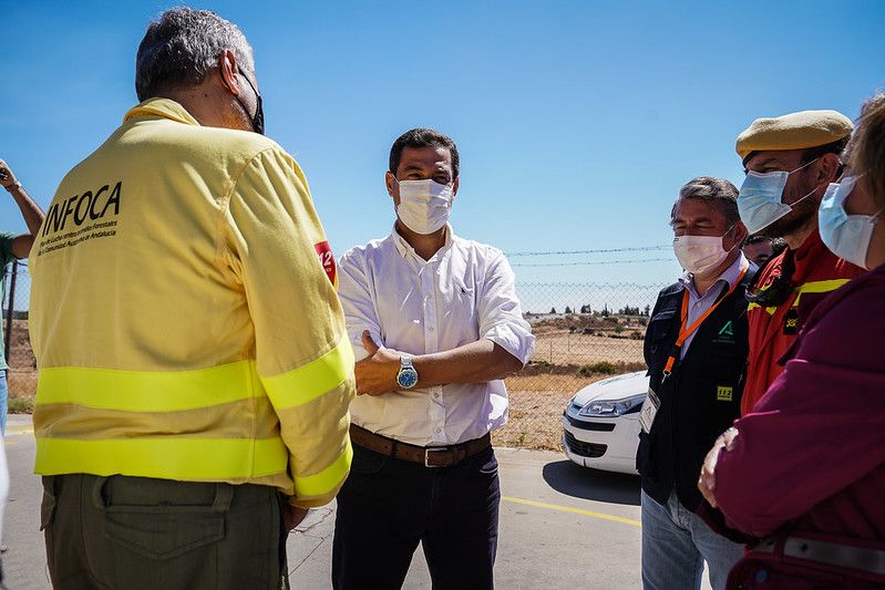 Juan Manuel Moreno, en el puesto de mando avanzado del dispositivo de extinción del incendio, en Huelva.