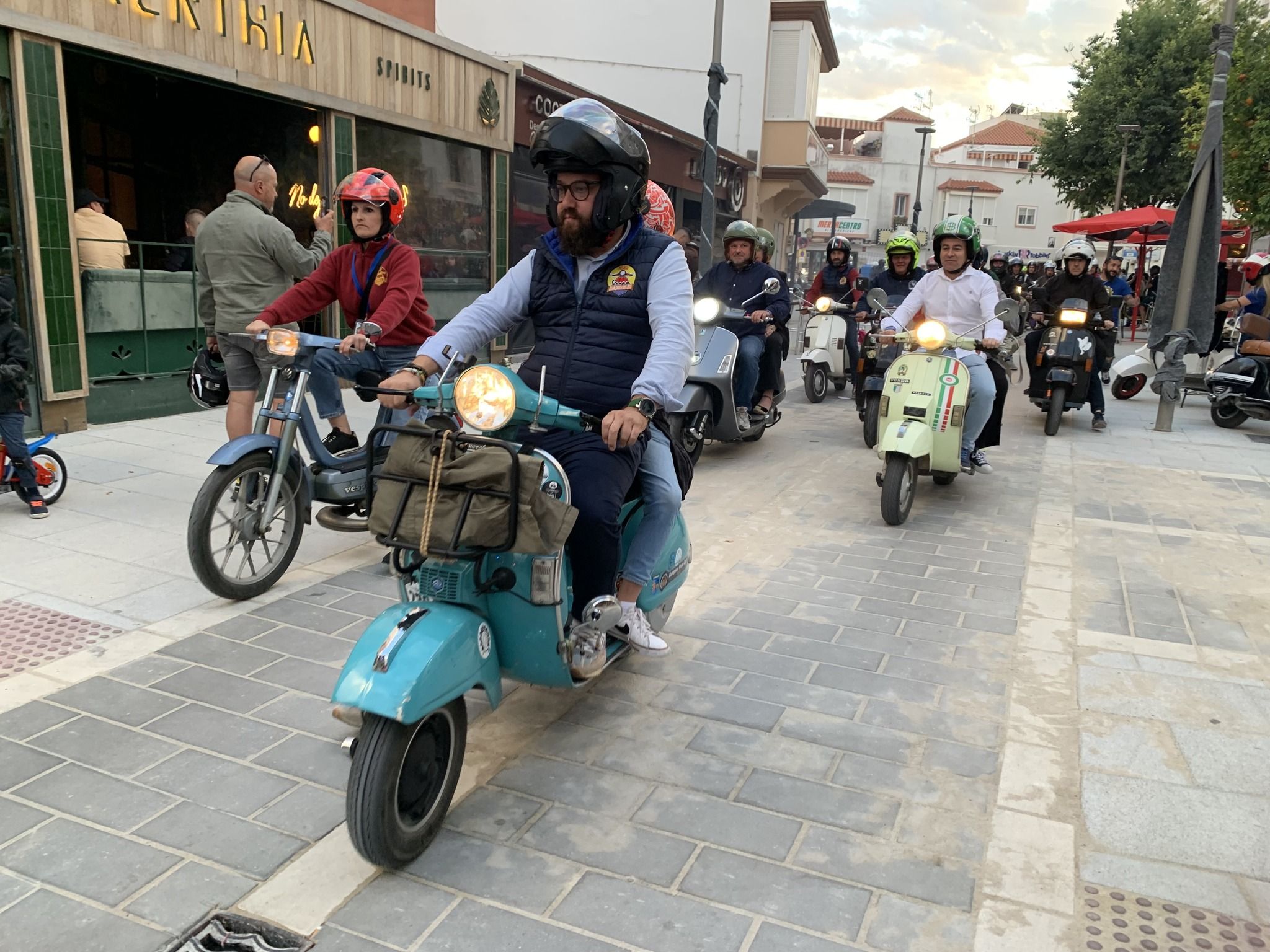 El encuentro de vespas en Rota.