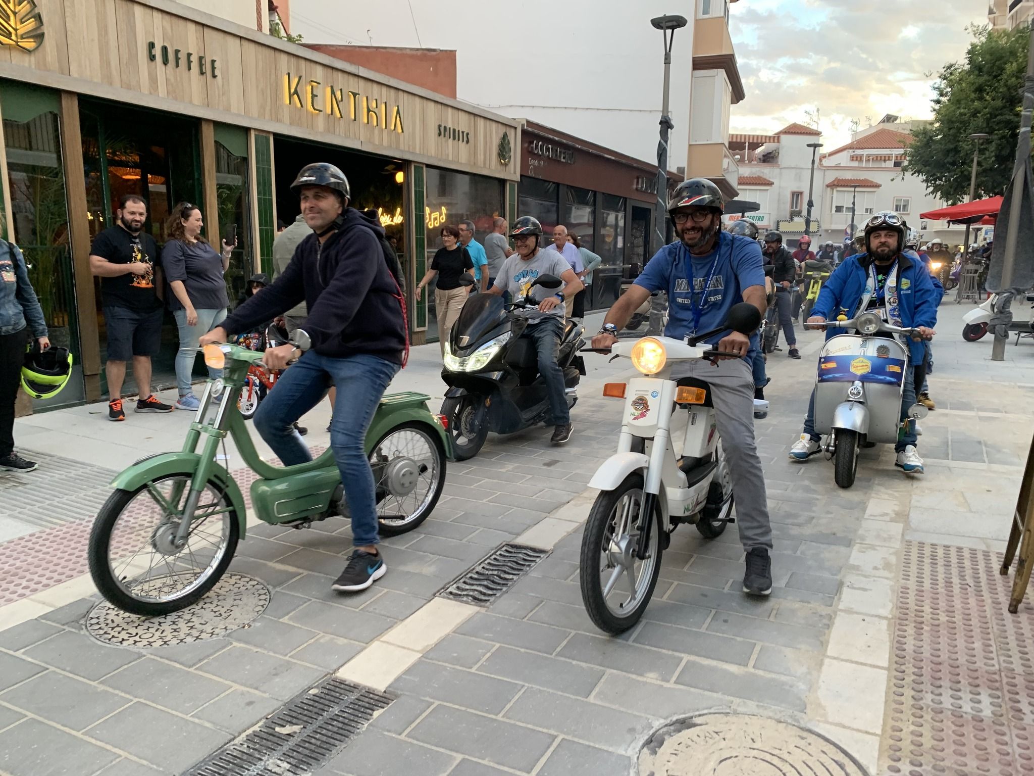 El encuentro de vespas en Rota.