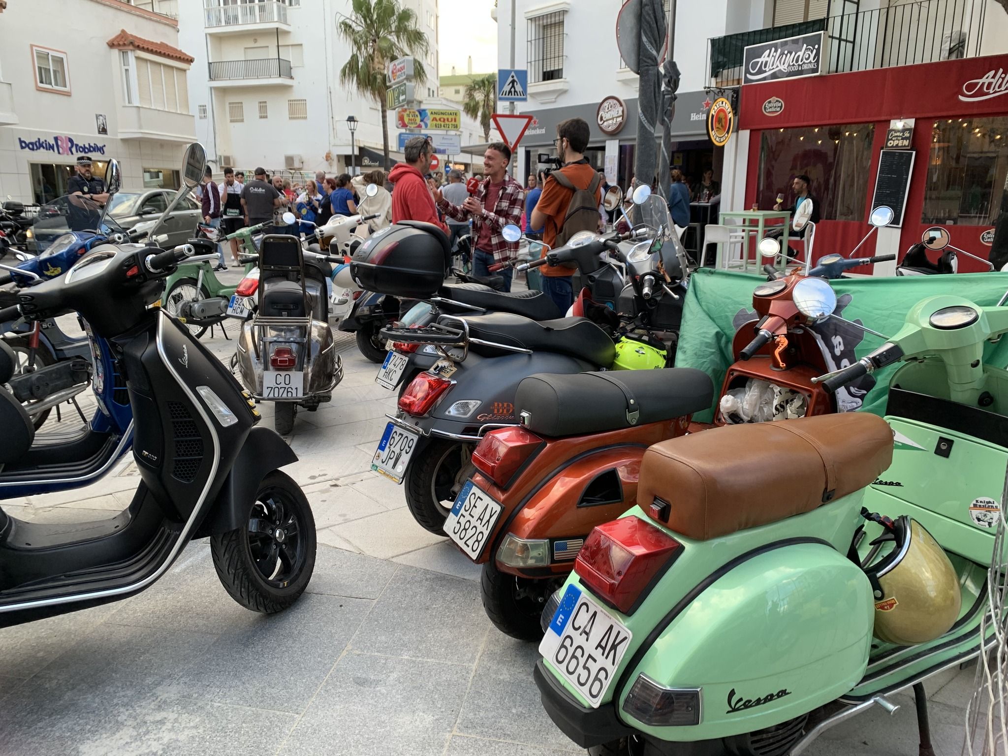 El encuentro de vespas en Rota.