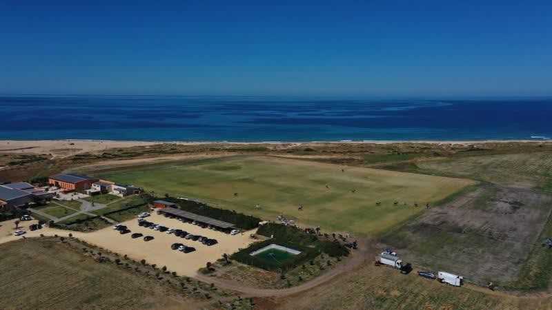 Vista aérea de la playa de Mangueta, con el hotel y el campo de polo.