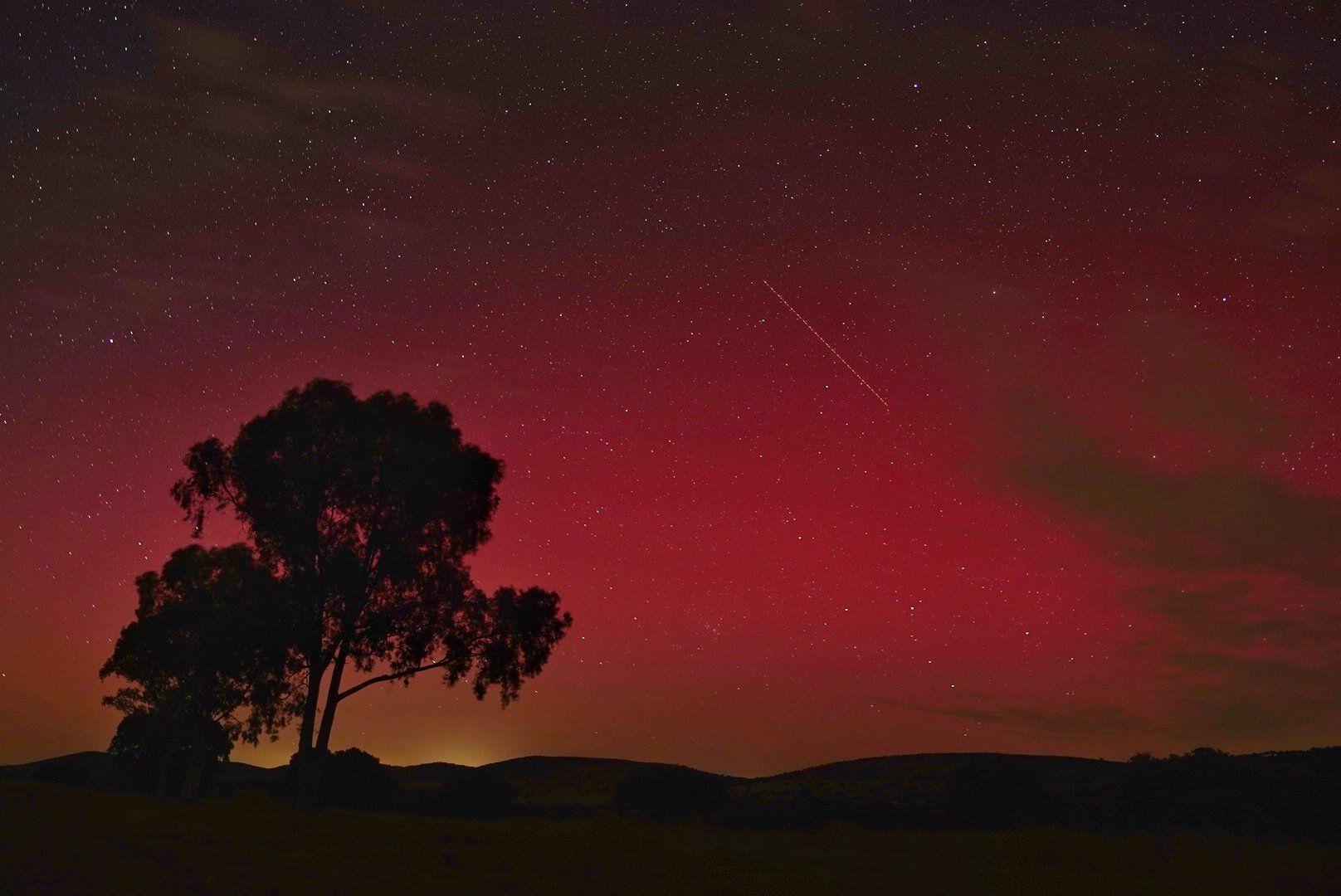 La aurora boreal, visible desde el Alto Guadiato, Córdoba, en una imagen de @anam2fernandez compartida por Juanma Moreno.