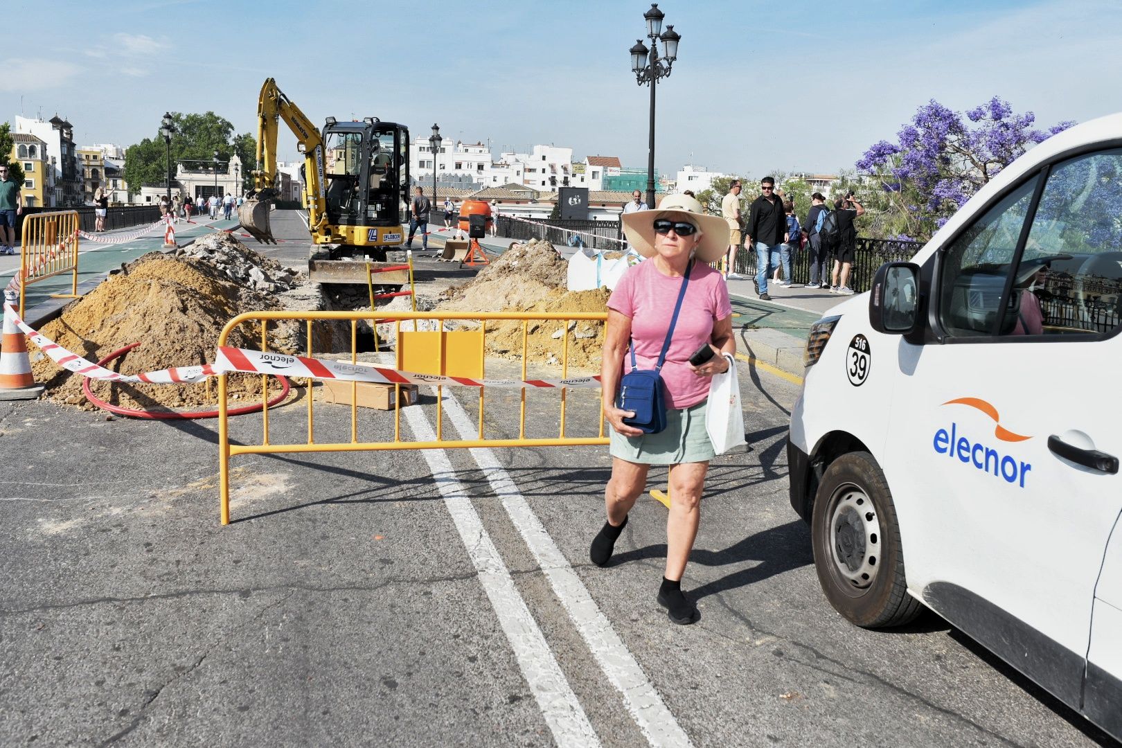 El socavón del Puente de Triana, en imágenes.