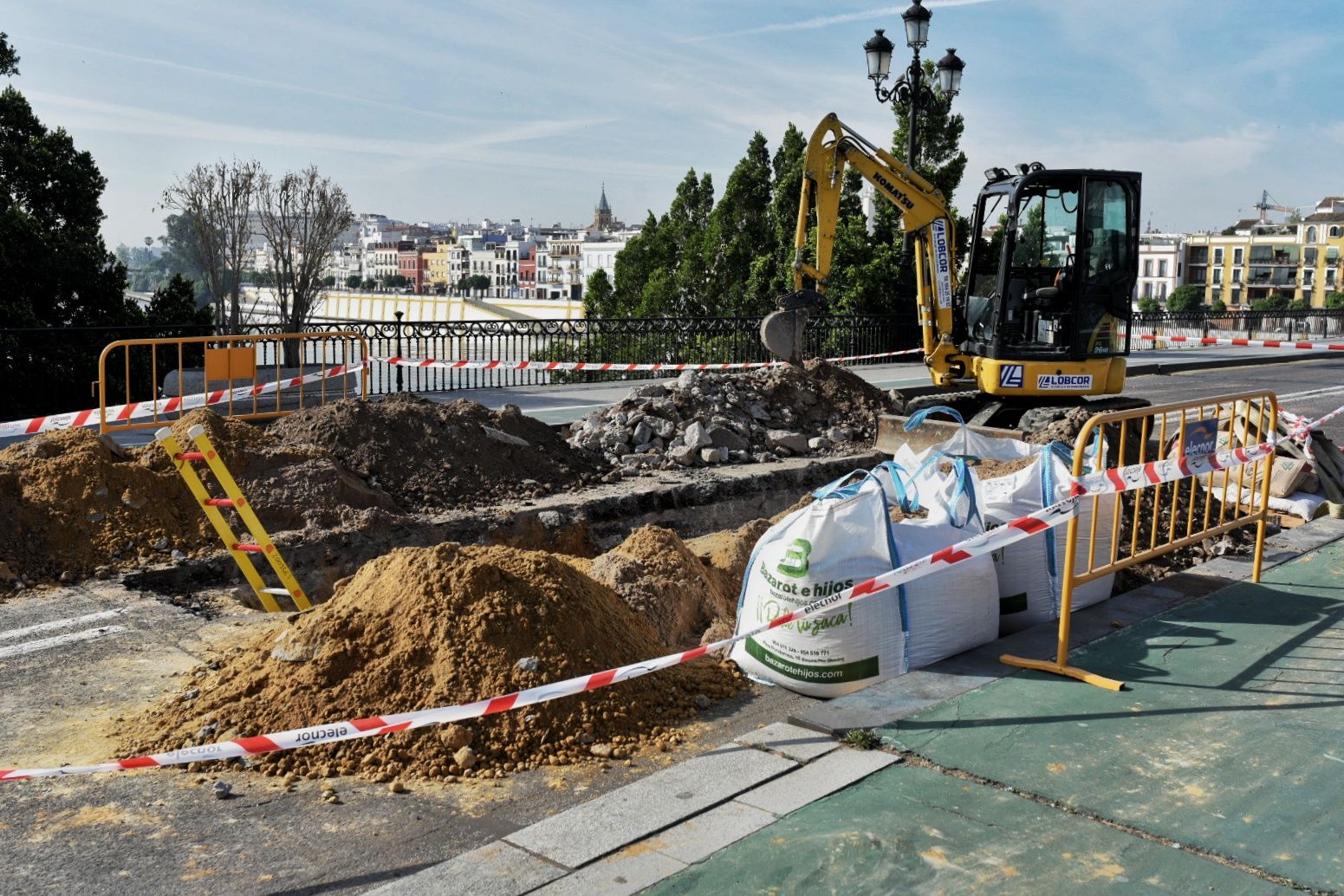 El socavón del Puente de Triana, en imágenes.