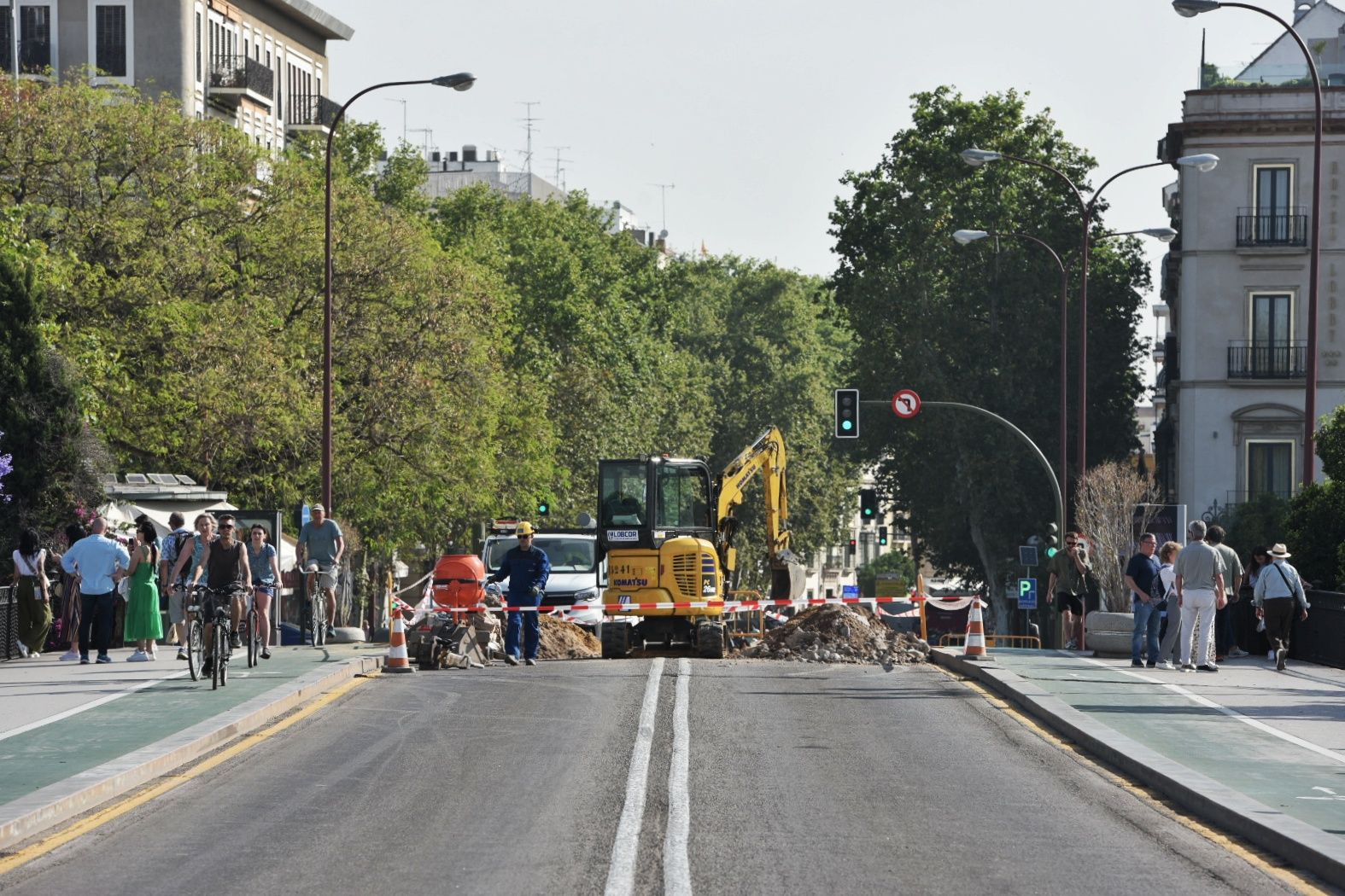 El socavón del Puente de Triana, en imágenes.