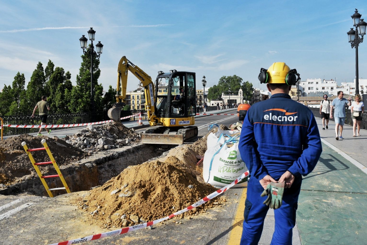 El socavón del Puente de Triana, en imágenes.