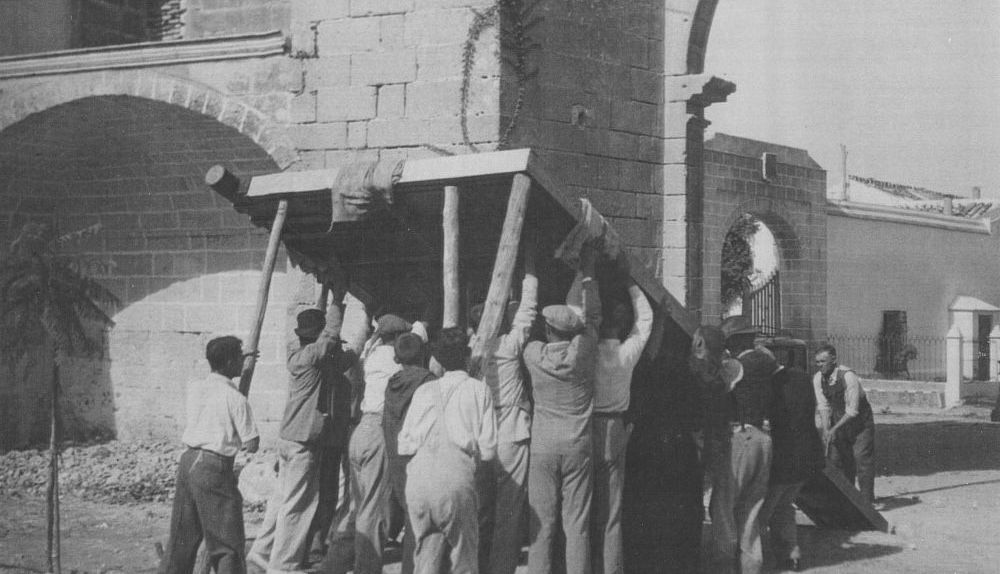 Instalación del portón de la Cartuja, fabricado por Aserradora Jerezana.