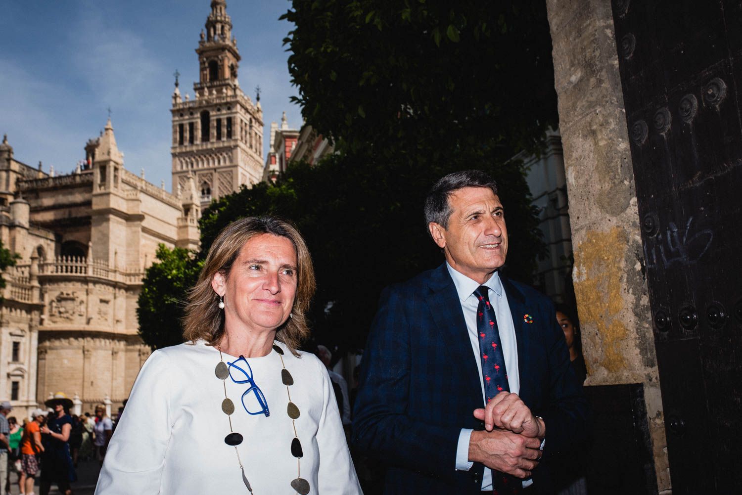 Teresa Ribera junto a Pedro Fernández con la Giralda de fondo.