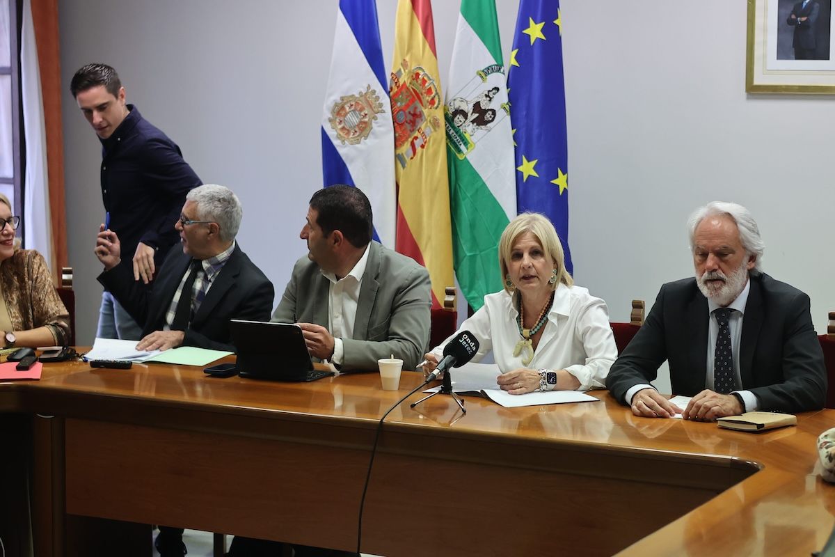 La alcaldesa de Jerez María José García-Pelayo y su primer teniente Agustín Muñoz, este pasado lunes junto a otros responsables municipales, en un pleno extraordinario para sortear las mesas electorales de las europeas.