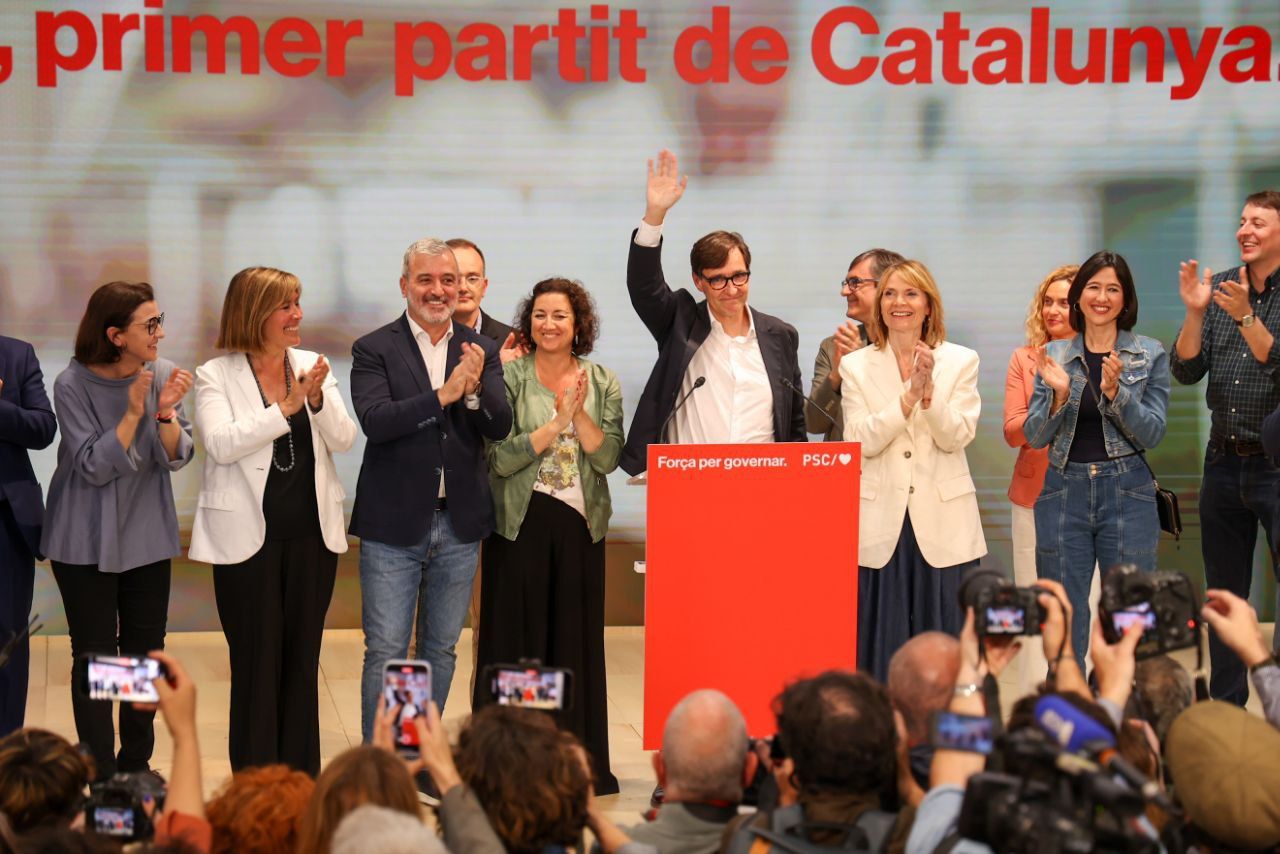 Salvador Illa, celebrando la victoria socialista en las elecciones catalanas.