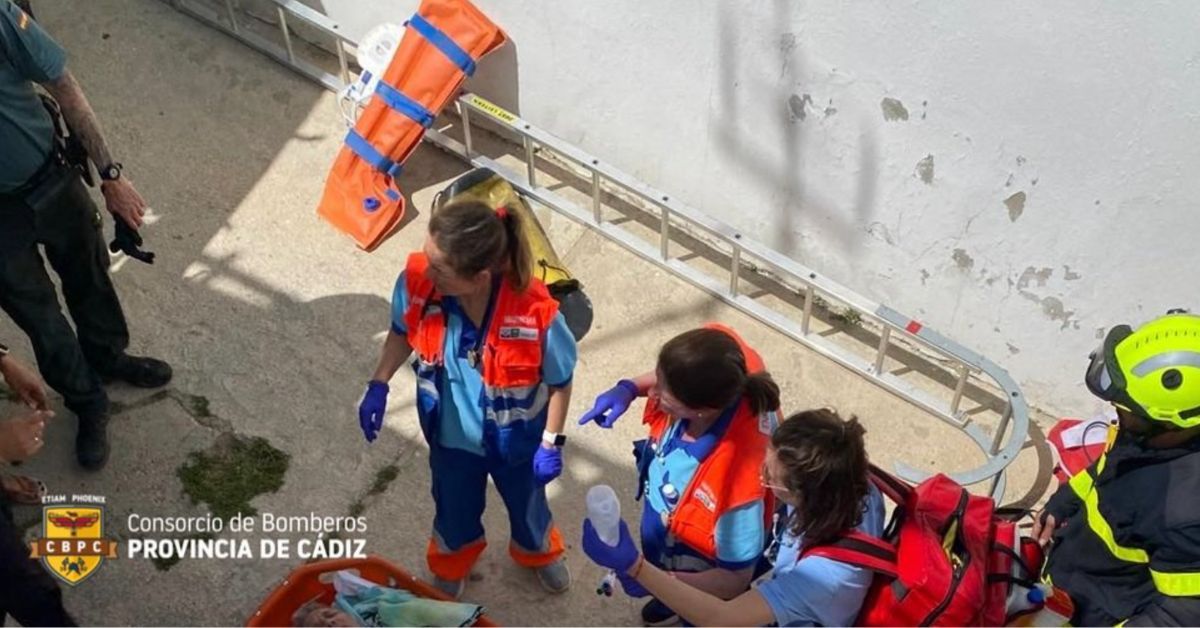 Labores de rescate en Conil de los bomberos y de los sanitarios. Labores de rescate en Conil de los bomberos y de los sanitarios.