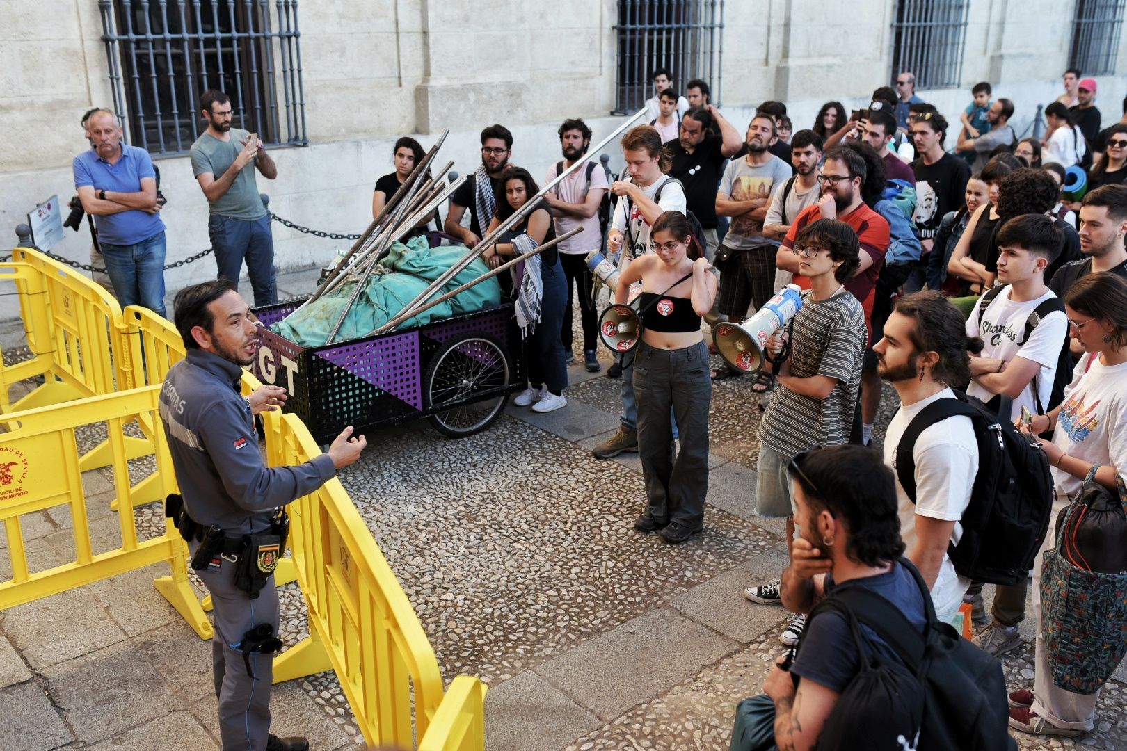 La acampada por Palestina en la Universidad de Sevilla, en imágenes.