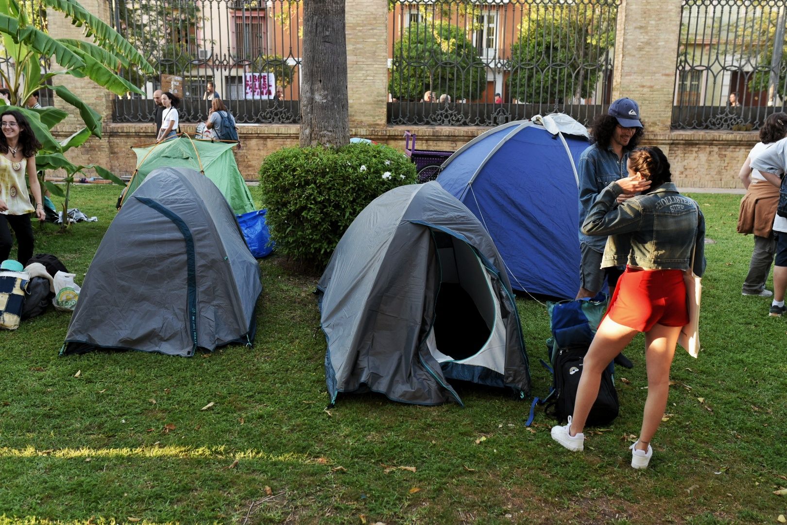La acampada por Palestina en la Universidad de Sevilla, en imágenes.