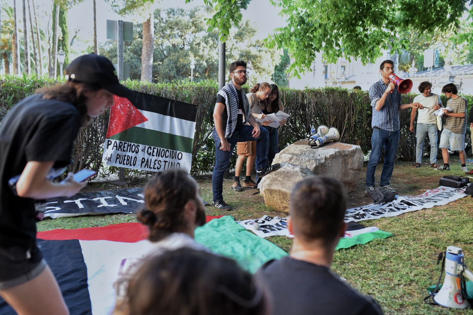 La acampada por Palestina en la Universidad de Sevilla, en imágenes.
