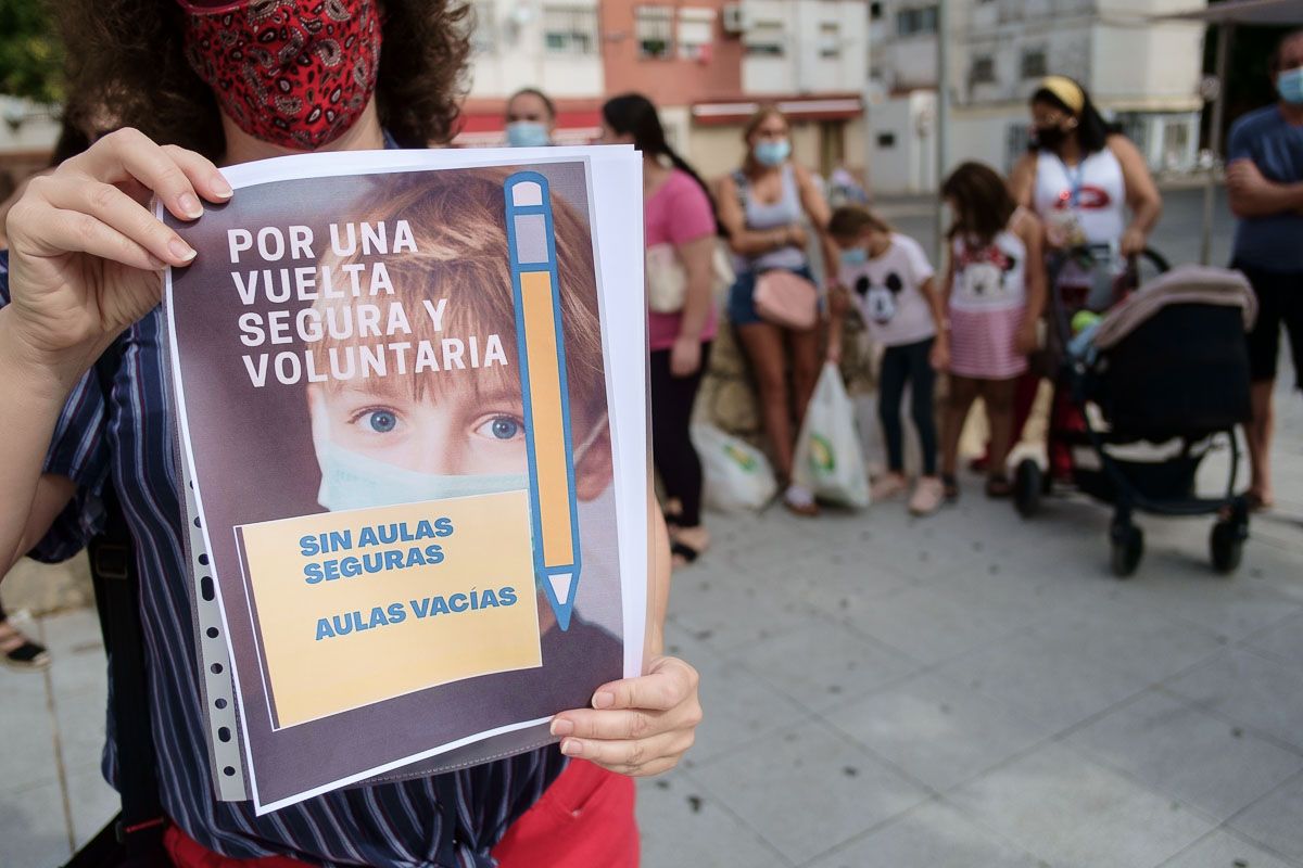 Una madre sostiene el cartel que pide una vuelta segura a las aulas. FOTO: MANU GARCÍA