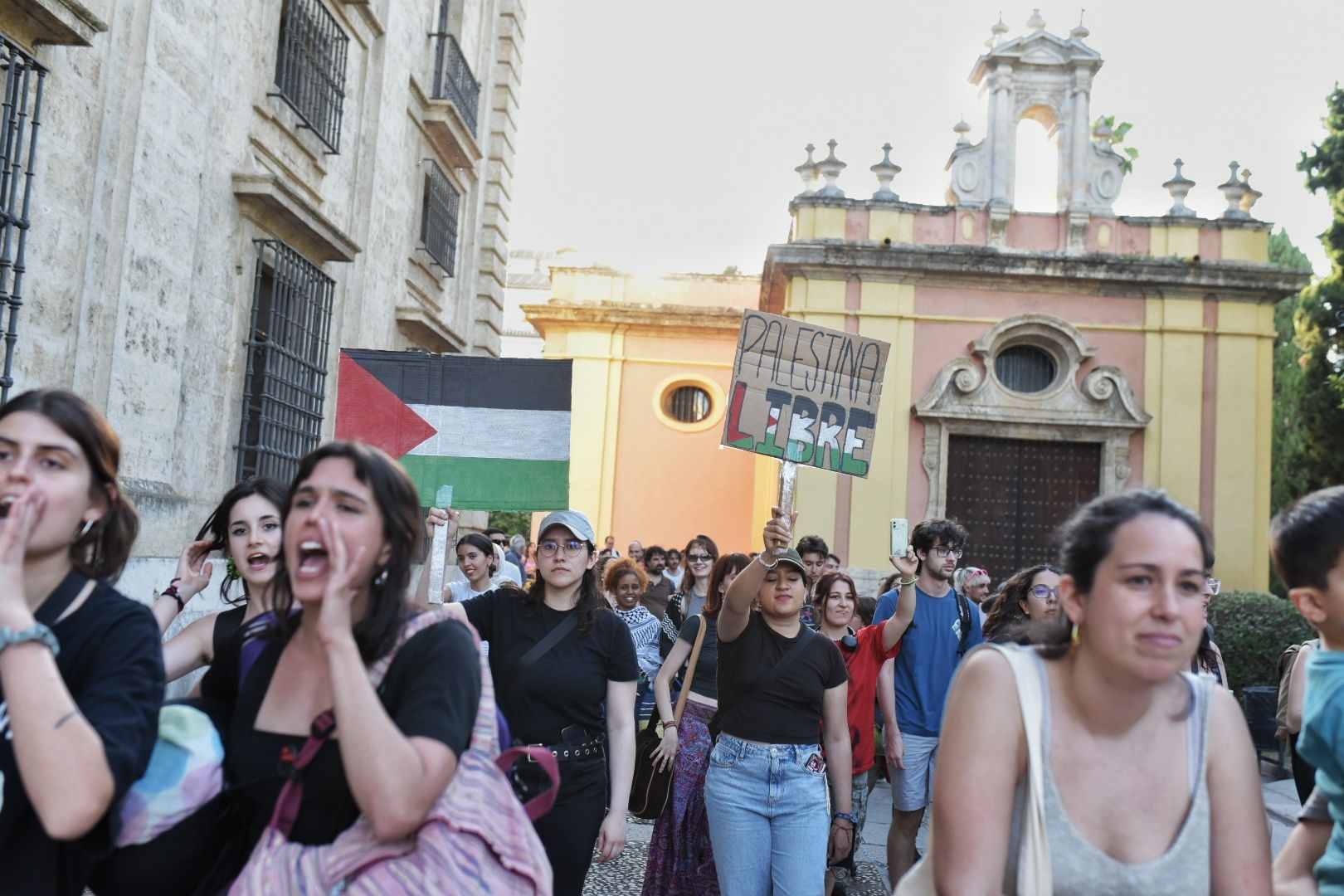 La acampada por Palestina en la Universidad de Sevilla, en imágenes.