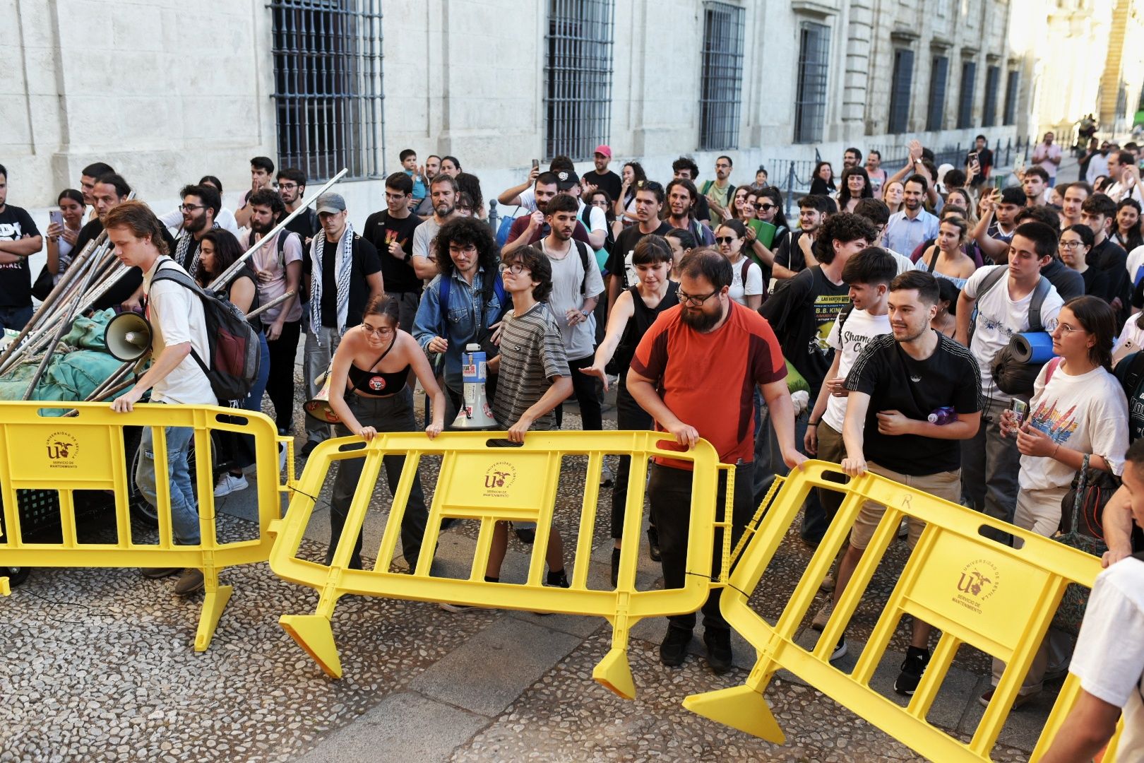 La acampada por Palestina en la Universidad de Sevilla, en imágenes.