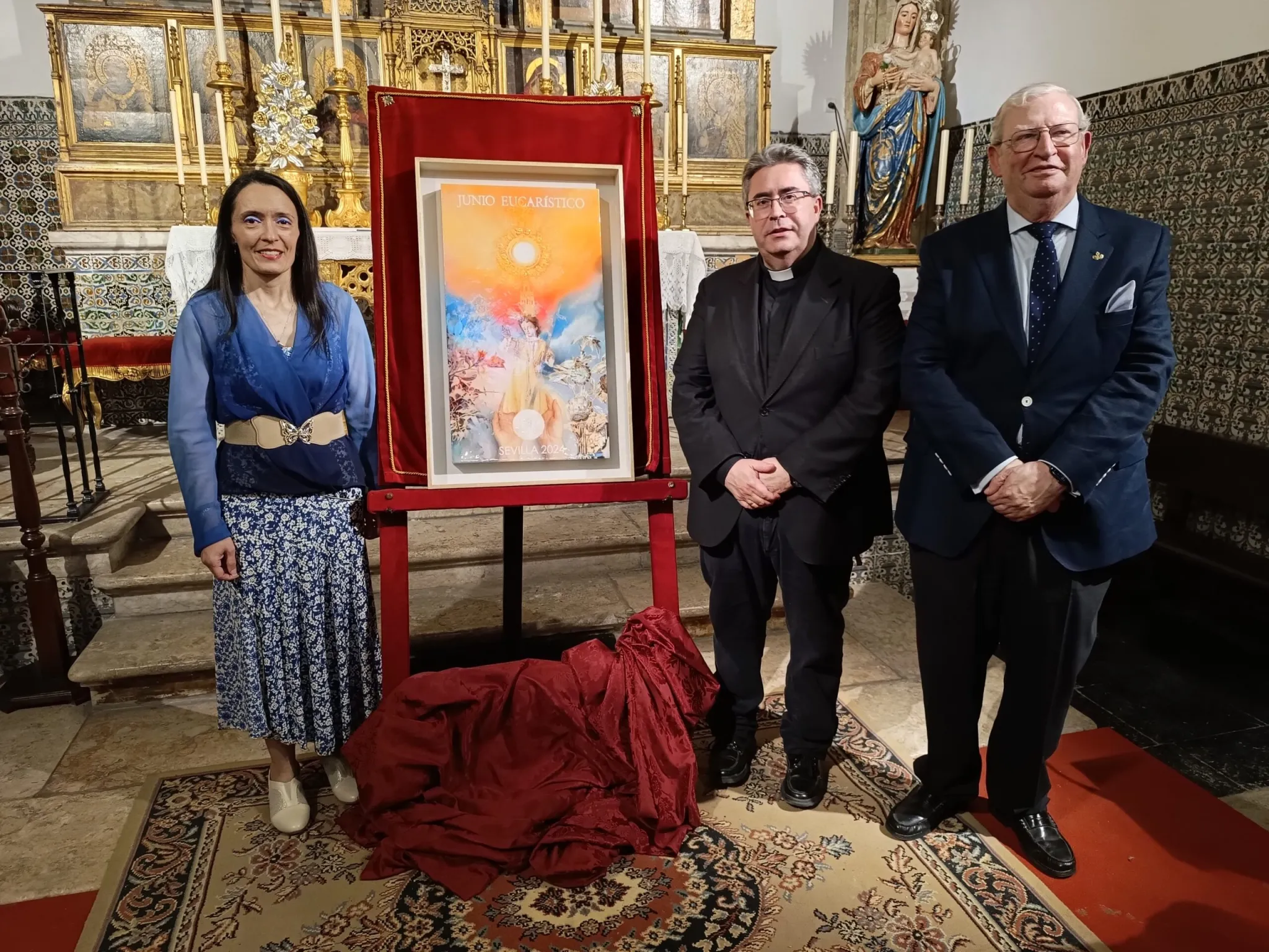 La autora y el presidente del Consejo junto al cartel. 