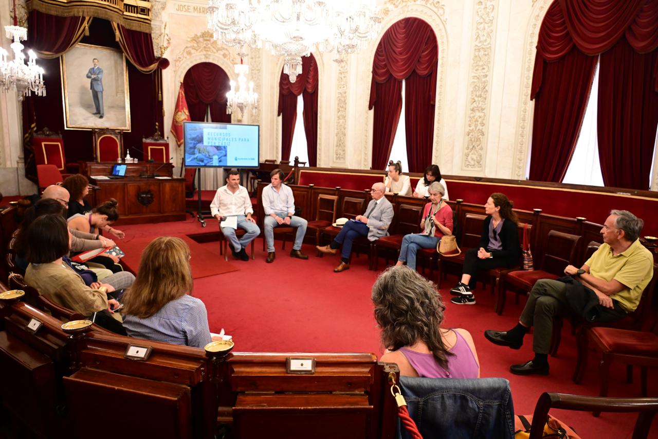 Reunión de la Mesa de las Personas sin Hogar en el Salón de Plenos.