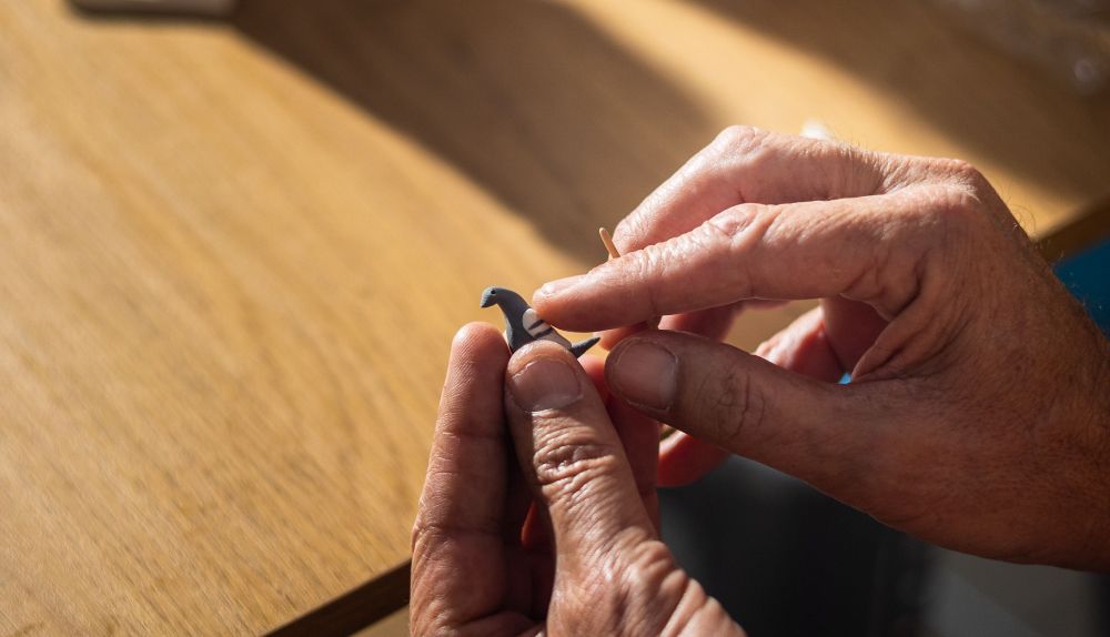 Manuel crea una paloma de plastilina.