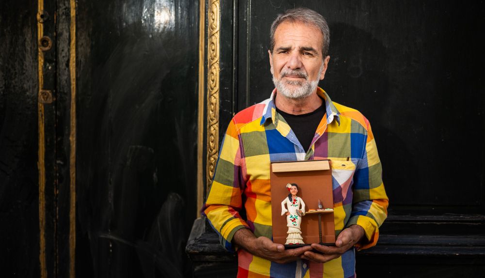 Manuel con la figura de su hermana Luci.