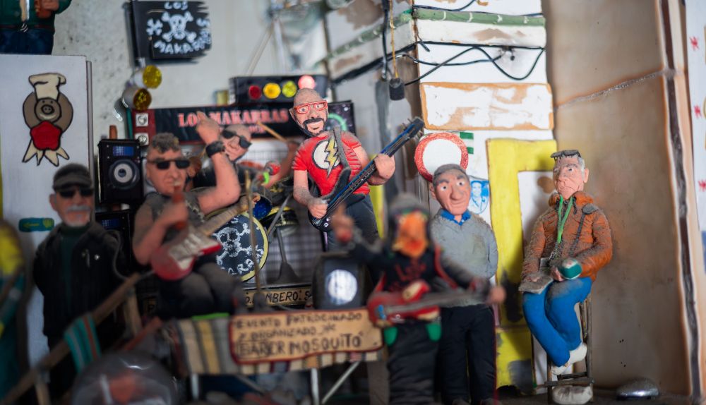 Estantería con figuras de Lolo el bombero en el bar El Mosquito.