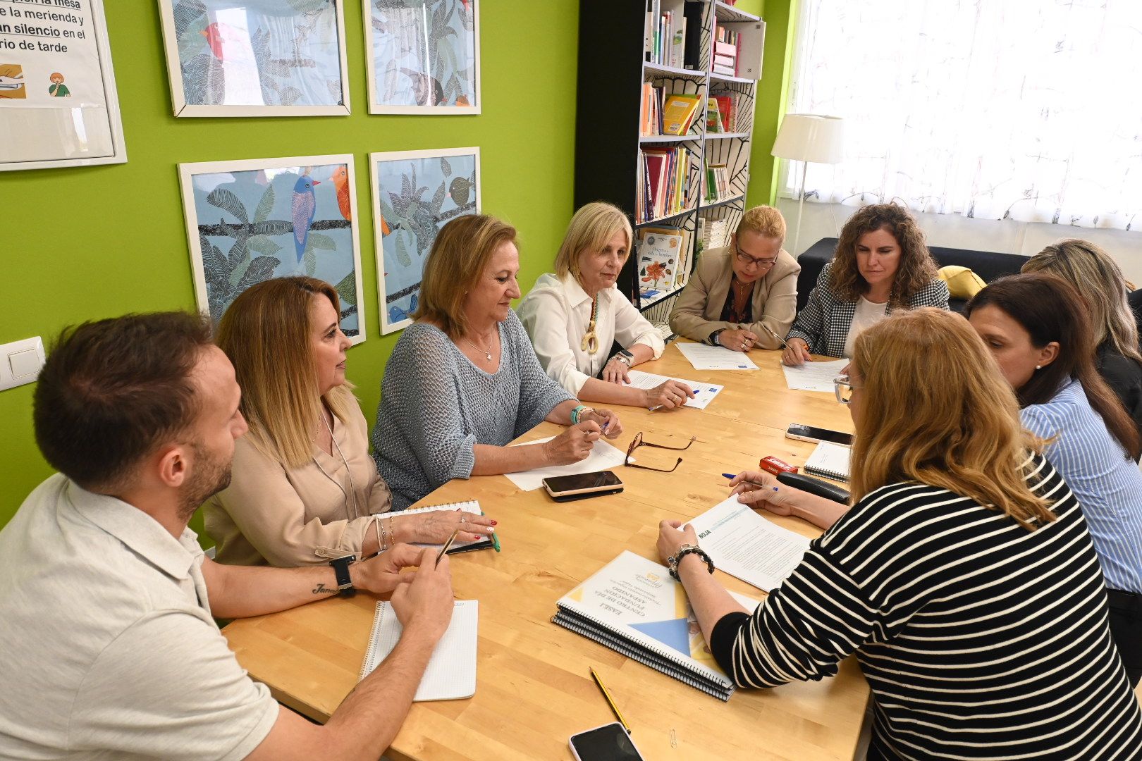 La alcaldesa y delegados municipales en la reunión con los responsables de Aspanido.