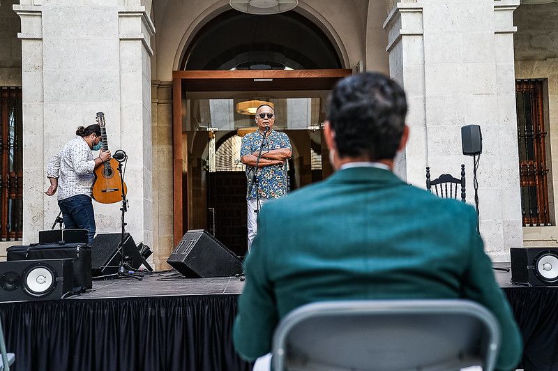 Moreno Bonilla, de espaldas, ante el cantaor Manuel Moreno El Pele, en julio pasado en Málaga. FOTO: JUNTA