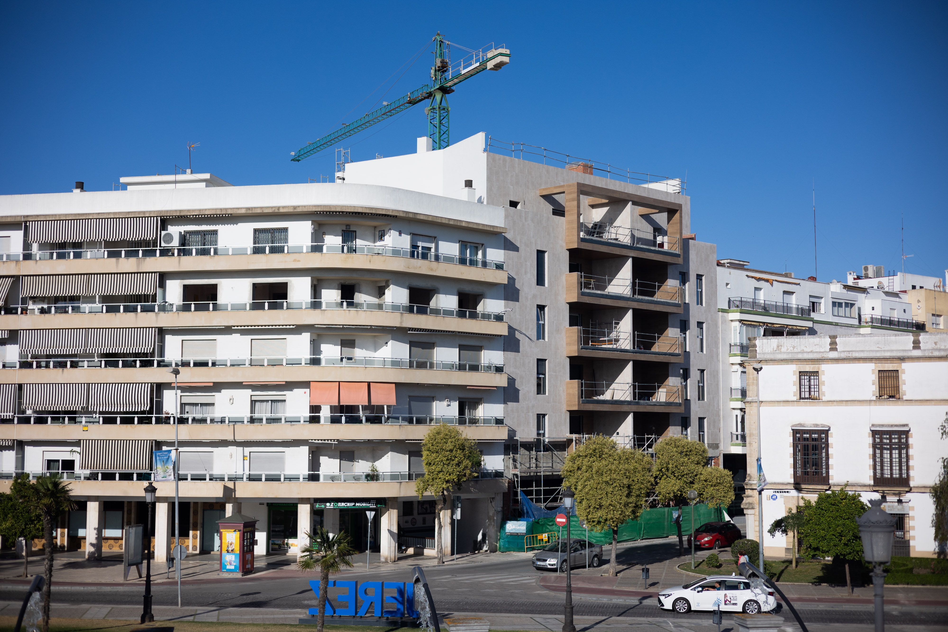 Fachada casi terminada de Eguiluz, 8, vista desde la plaza del Mamelón.