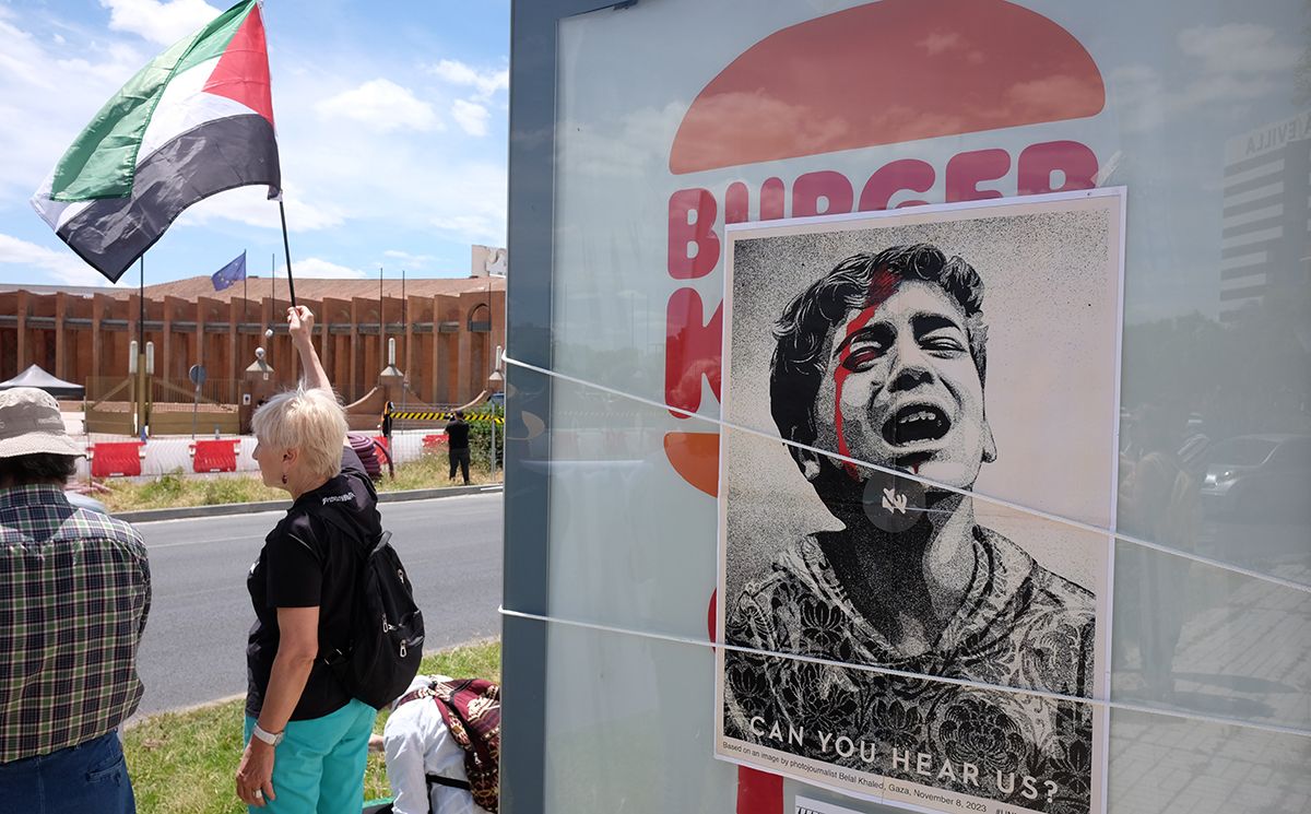 La protesta contra la feria de armas que se celebra en Sevilla, en imágenes.