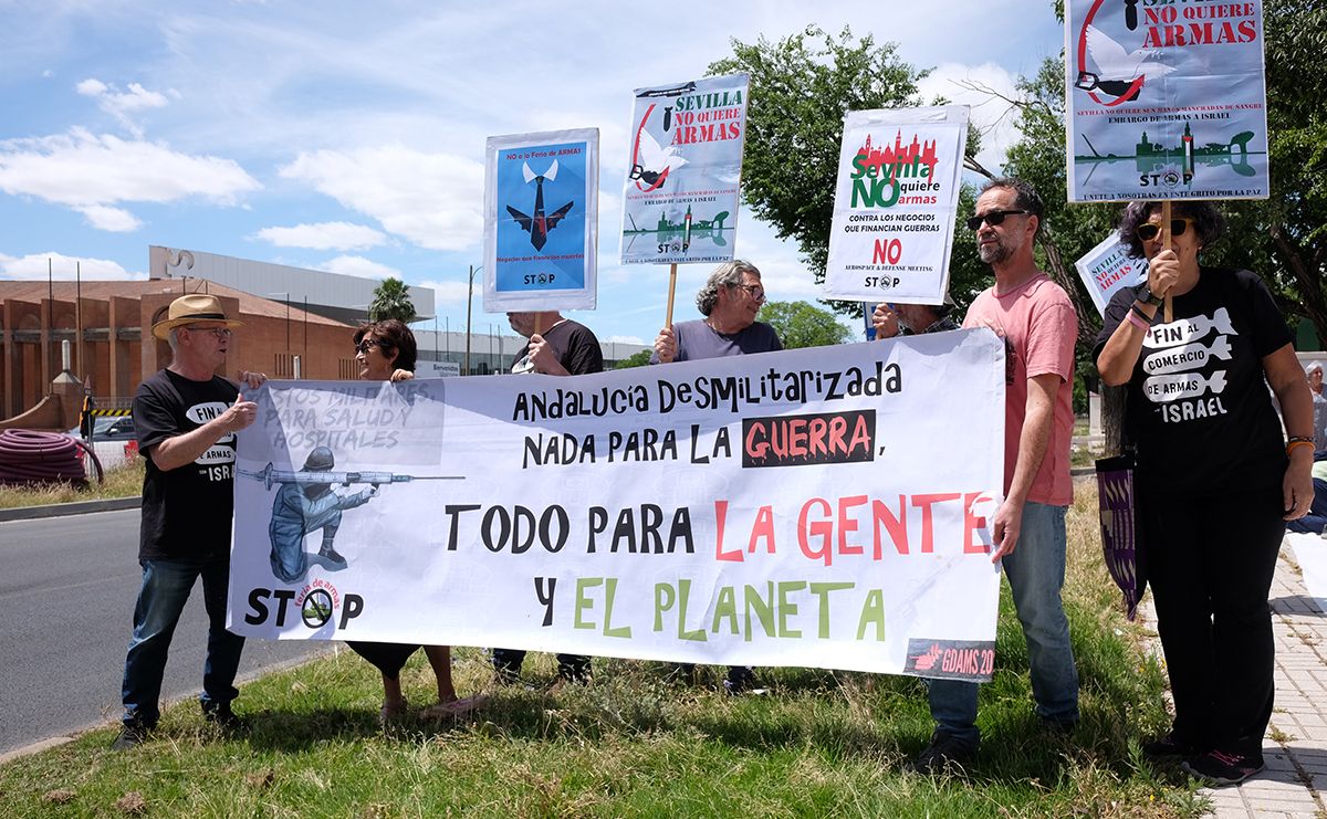 La protesta contra la feria de armas que se celebra en Sevilla, en imágenes.