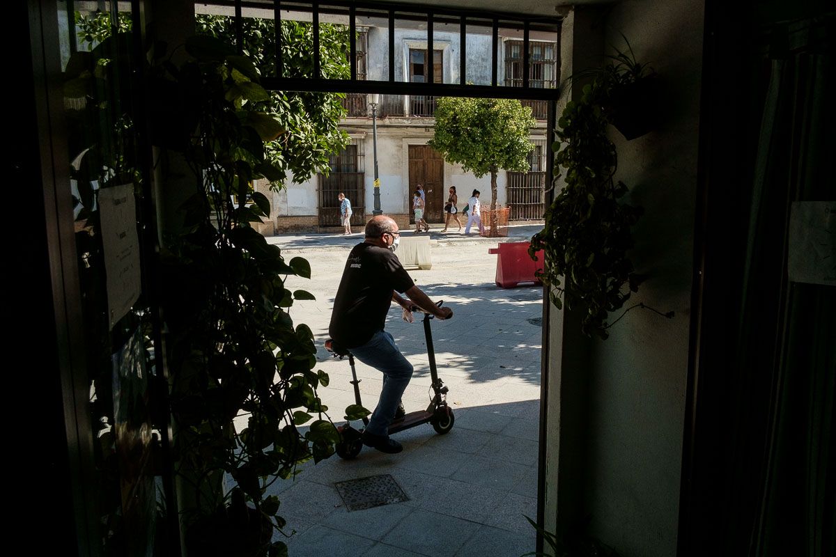 Un hombre en patinete, por Corredera, en una imagen reciente, con las obras empantanadas por la pelea Junta-Ayuntamiento. Un hombre en patinete, por Corredera, en una imagen reciente, con las obras empantanadas por la pelea Junta-Ayuntamiento.