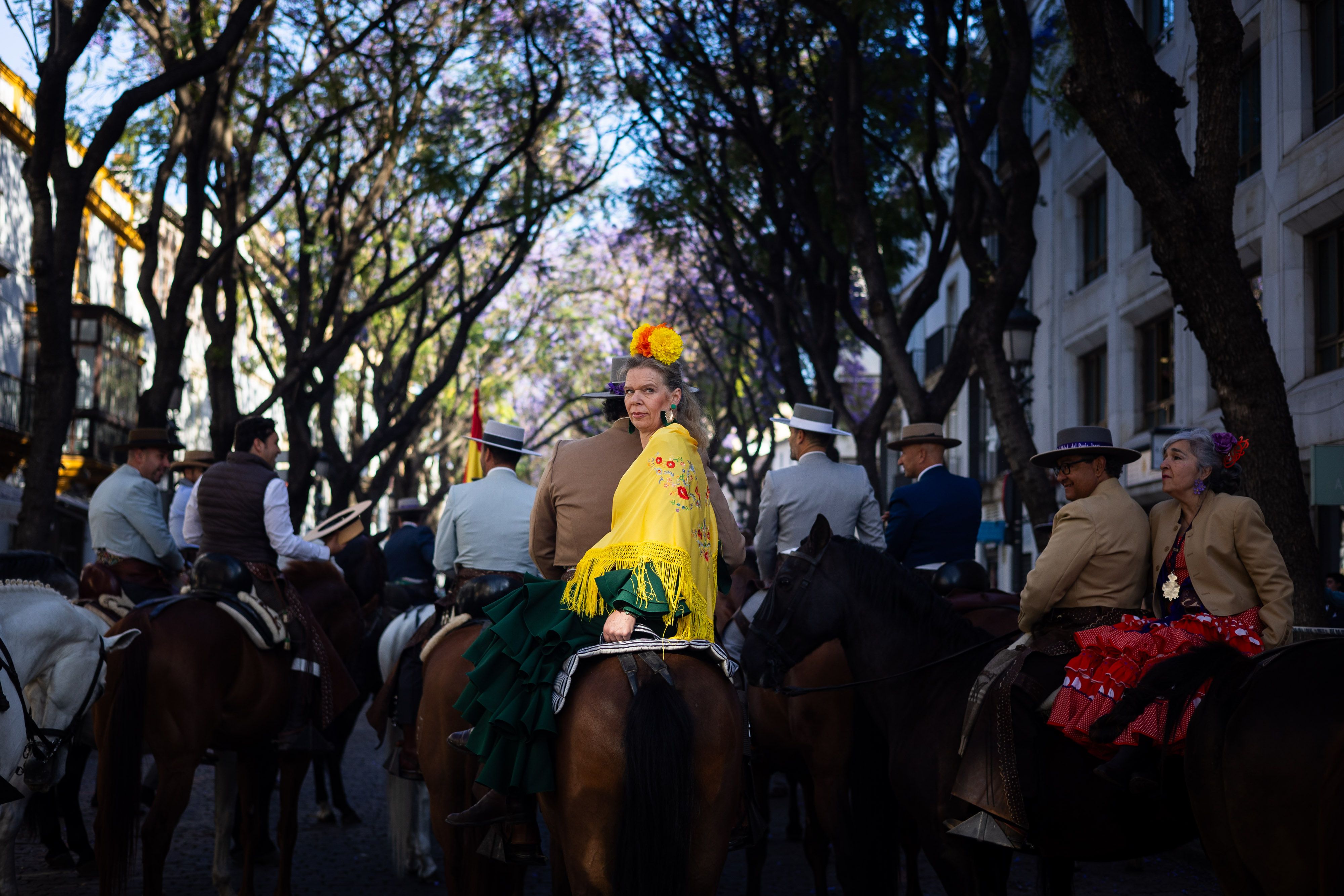 Caballistas y rocieras a la grupa por la calle Porvera.