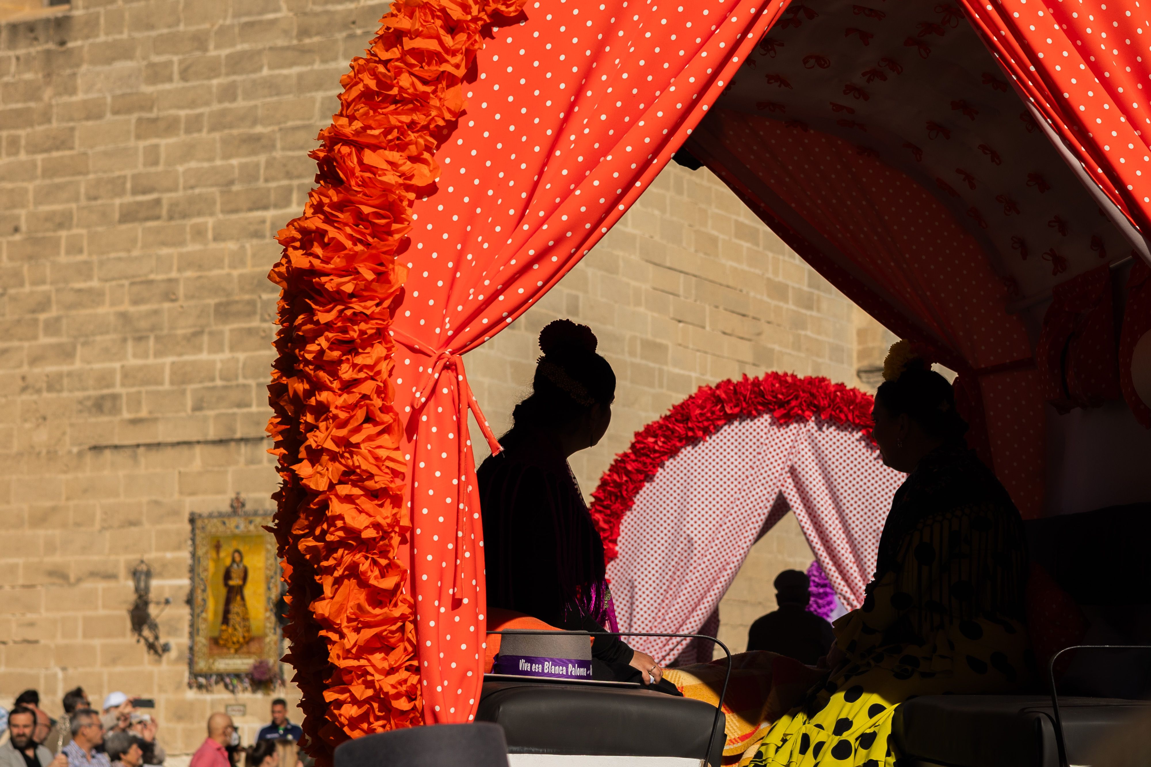 Carros pasando ante la iglesia de Santiago al fondo.