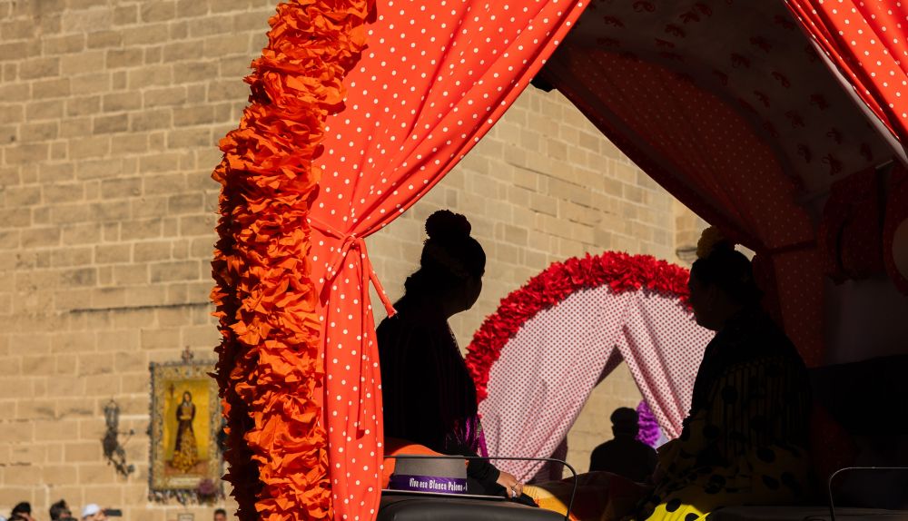 Carros pasando ante la iglesia de Santiago al fondo.